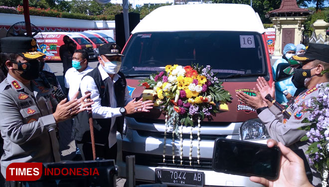 Polrestabes Surabaya saat meluncurkan mobil vaksin keliling, Selasa, (16/8/2021). (Foto: Khusnul Hasana/TIMES Indonesia)