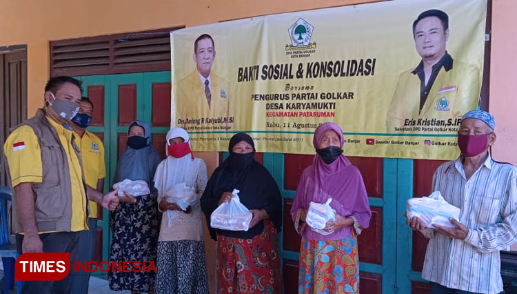 Sekretaris DPD Golkar Kota Banjar saat memberikan bantuan kepada warga terdampak pandemi (Foto: Susi/TIMES Indonesia)