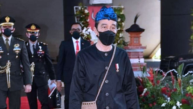 Presiden RI Jokowi saat mengenakan pakaian adat dari Suku Baduy. (FOTO: Setkab RI)