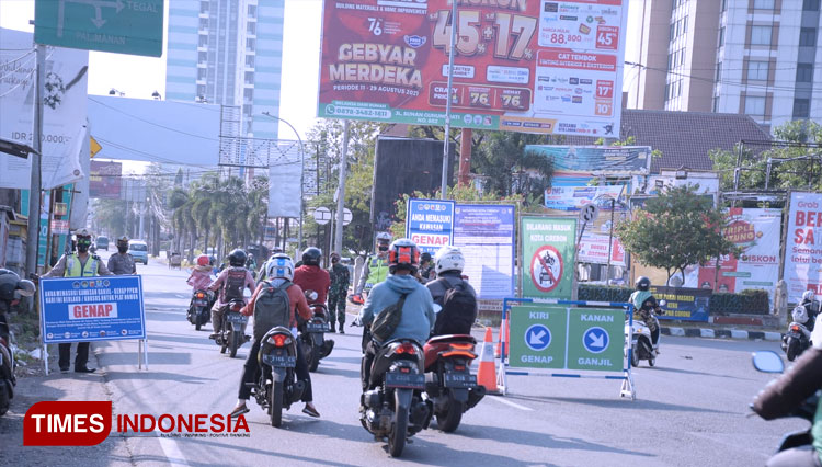 lalu-lintas-saat-pemberlakuan-ganjil-genap-di-Kota-Cirebon-2.jpg