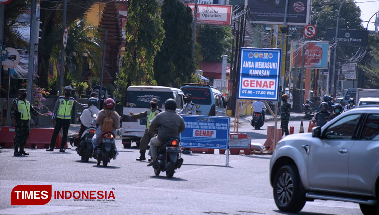 lalu-lintas-saat-pemberlakuan-ganjil-genap-di-Kota-Cirebon-3.jpg