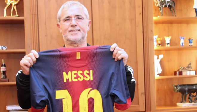 Gerd Muller dengan Jersey hadiah dari Lionel Messi (foto: fcbarcelona)