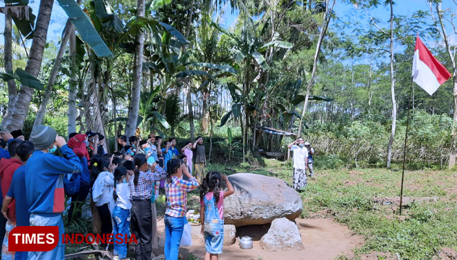 Puluhan anak-anak di Desa Maskuning Kulon Kecamatan Pujer Kabupaten Bondowoso Jawa Timur saat melakukan upacara di Area Situs Megalitikum (FOTO: Moh Bahri/TIMES Indonesia)