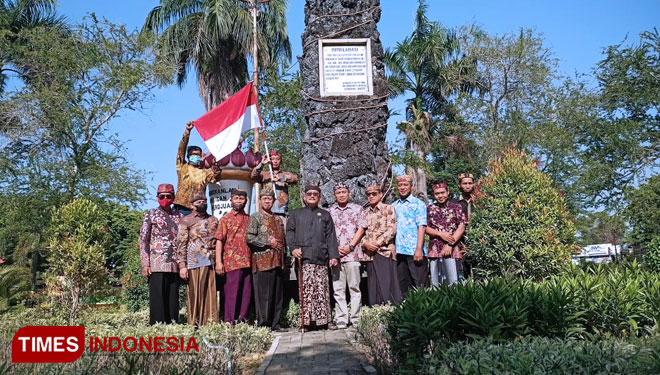 Forum Silaturrahim Keluarga Keraton Pamekasan saat pasang bendera Merah Putih di area dalam monumen Tugu Pahlawan area Arek Lancor Pamekasan.(Foto: Akhmad Syafi'i/TIMES Indonesia)