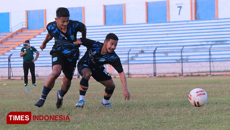 Gian Zola (bawah), berduel dengan Riski Putra, dalam sesi latihan Persela di Stadion Surajaya, Senin (16/8/2021). (FOTO: MFA Rohmatillah/ TIMES Indonesia)