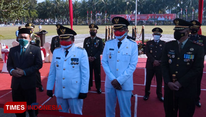 Bupati Jember Hendy Siswanto dan Wakil Bupati Firjaun Barlaman (Gus Firjaun) usai Upacara HUT Ke-76 RI 17 Agustus. (Foto: Arip Ripaldi/TIMES Indonesia)