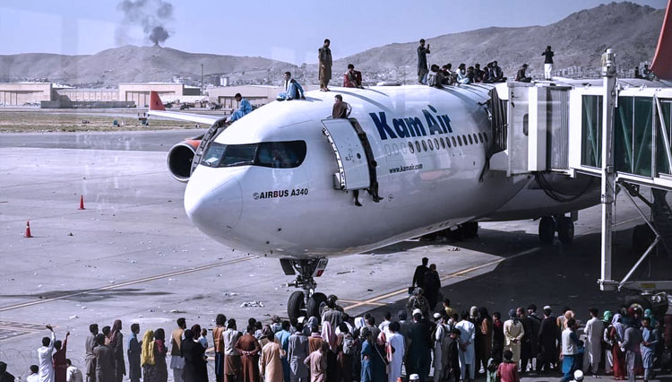 Masyarakat Afganistan yang mencoba melahirkan diri setelah Taliban menguasai. (FOTO: Reuters)