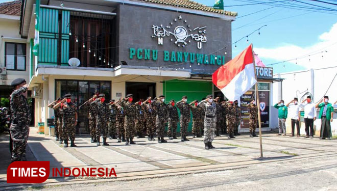 Upacara bendera di depan kantor PCNU Banyuwangi (Foto : Riswan Efendi/TIMESIndonesia)