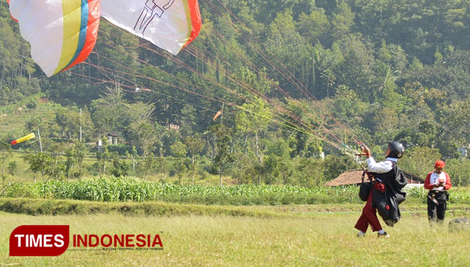 Siswa SD di Kota Batu Bentangkan Merah Putih di Laut dan Langit