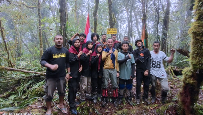 Pengibaran bendera Merah Putih b