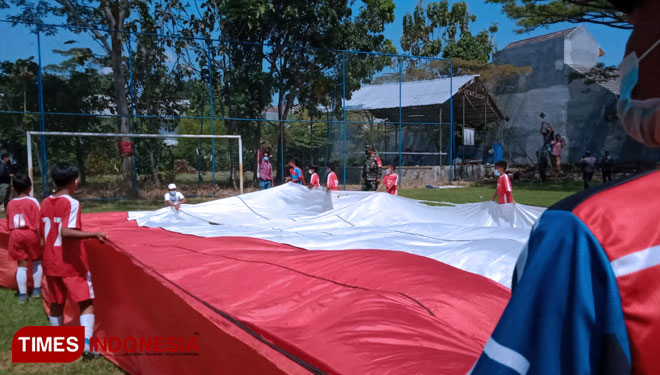 Pengibaran bendera Merah Putih b