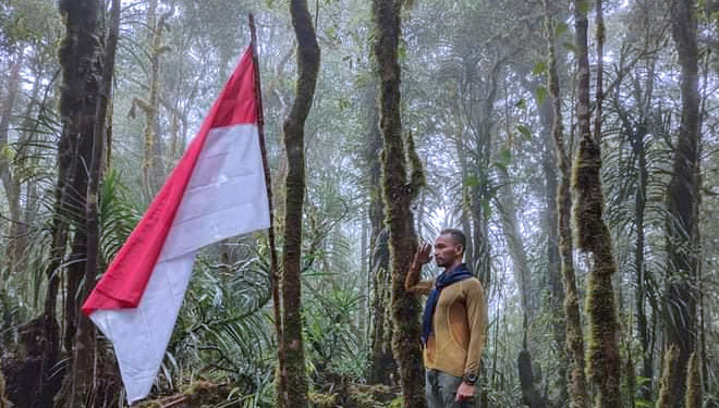 Pengibaran bendera Merah Putih di Puncak gunung Loko dengan ketinggian 1.125 diatas permukaan laut (Mdpl), Selasa (17/8/2021). (Foto: Tim Ekspedisi for TIMES Indonesia)