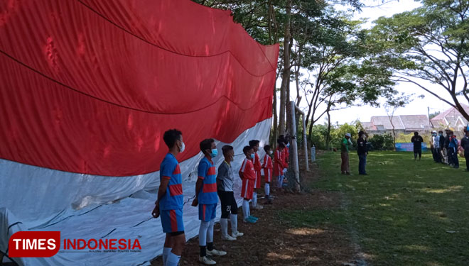 HUT ke-76 RI, Karang Taruna Lowokwaru Malang Kibarkan Bendera Merah Putih Raksasa
