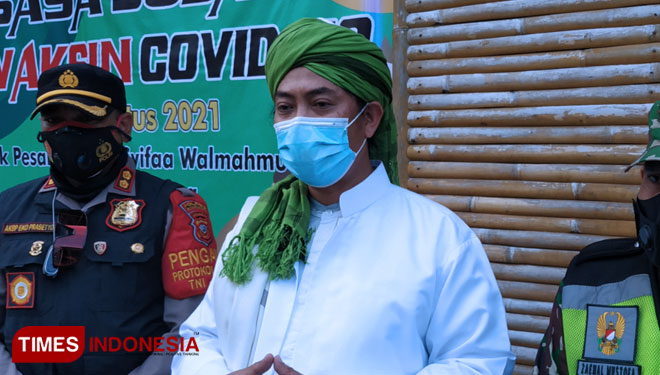 Pimpinan Ponpes Internasional Asy-Syifa Wal Mahmudiyyah, Abuya KH. Muhyiddin Abdul Qodir Almanafi didampingi Kapolres AKBP Eko Prasetyo Robbyanto dan Dandim 0610 Sumedang, Letkol Infanteri Zaenal Mustofa seusai meninjau vaksinasi Covid-19 bagi para santri