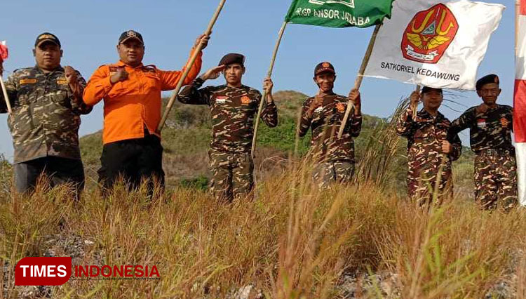 Pimpinan Cabang Gerakan Pemuda Ansor Kabupaten Tegal mengadakan pengibaran 17 bendera di pesisir pantai utara Kecamatan Suradadi. (Foto: Cahyo Nugroho/TIMES Indonesia)
