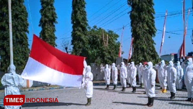 Petugas pemakaman Covid-19 Ponorogo Gelar Upacara HUT RI Ke-76 dengan pakaian APD lengkap. (FOTO: Olin/TIMES Indonesia)