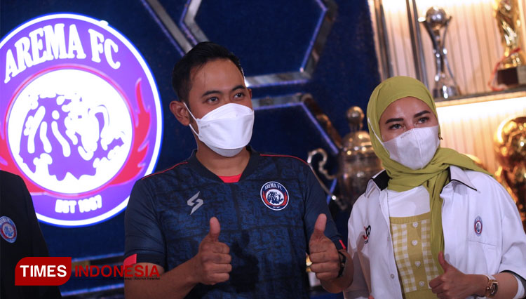 Presiden Arema FC Gilang Widya Pramana mengenakan Jersey Home Arema FC (Foto: Tria Adha/TIMES Indonesia)