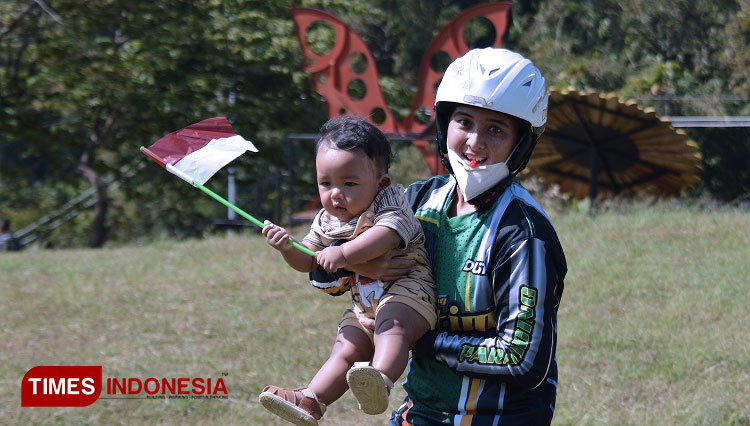 HUT ke-76 RI, Atlet Paralayang Terbangkan Merah Putih di Kota Batu
