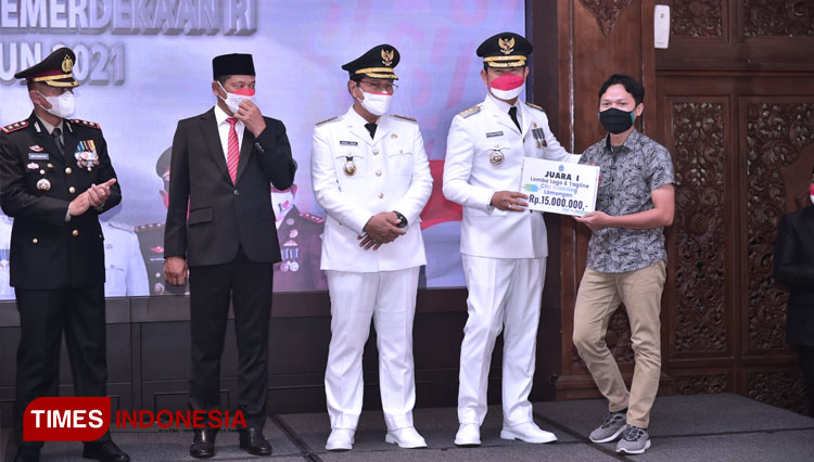 upacara Bupati Lamongan Yuhronur Efendi 3