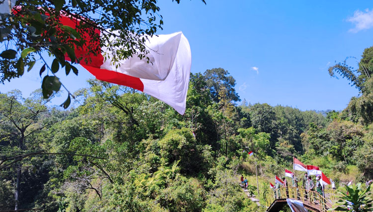 Pemuda Sukapura Probolinggo Kibarkan Bendera Raksasa di Air Terjun Umbulan, Ini Misinya
