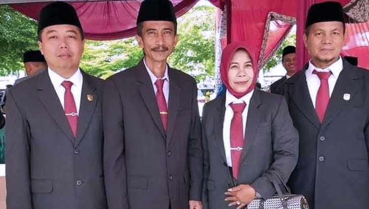 Almarhum Saptono (paling ujung sebelah kanan) saat berpoto bersama Wakil Wali Kota dan anggota DPRD dari fraksi PDIP (FOTO: Istimewa)
