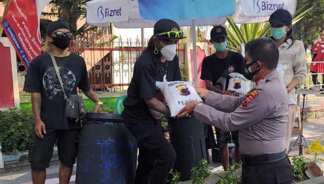 Anggota Polres Klaten saat membagikan paket sembako. (FOTO: Polres Klaten for TIMES Indonesia)