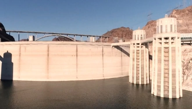 Kekeringan melanda Bendungan Hoover, waduk terbesar di Amerika Serikat yang jatuh ke level terendah dalam sejarah.(FOTO:BBC)