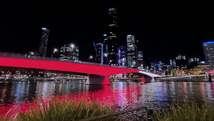 Lampu di jembatan Story Bridge Brisbane berwarna merah putih pada 17 Agustus 2021 malam. (Foto: IDN Queensland for TIMES Indonesia)