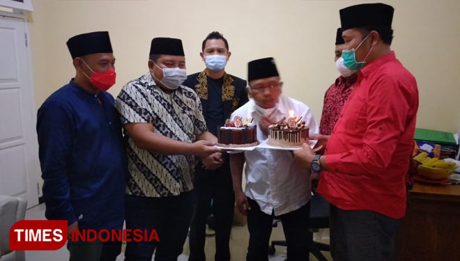 Wakil Bupati Banyuwangi, H Sugirah S Pd, M Si alias Pakde Sugirah meniup lilin HUT RI ke-76 dan ulang tahun TIMES Indonesia ke-6. (Foto : Agung Sedana/TIMES Indonesia)