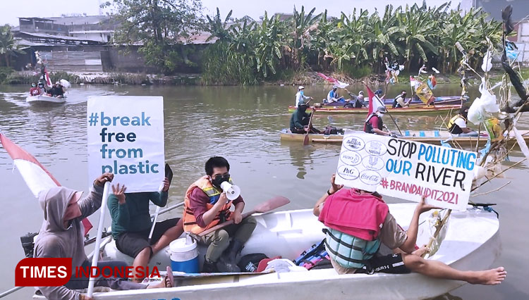 Puluhan anak muda dari berbagai komunitas pengamat sungai merayakan kemerdekaan ke-76 di atas sungai Brantas. (FOTO: Ammar Ramzi/TIMES Indonesia)