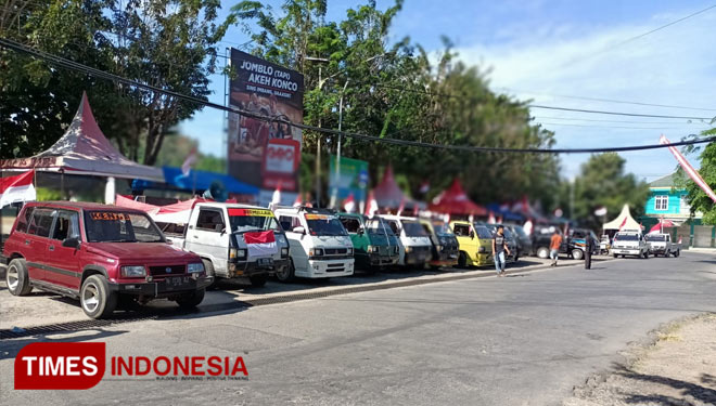 Mobil L 300 terparkir usai melakukan pawai kemerdekaan keliling Pulau Bawean (Foto: Akmal/TIMES Indonesia).