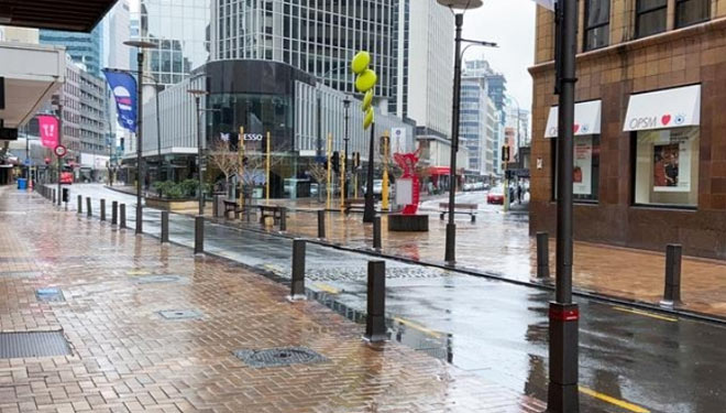 Suasana Lambton Quay di ibukota Wellington tampak sepi dan tak satupun manusia yang berlalu lalang di jalanan.(FOTO: Reuters)