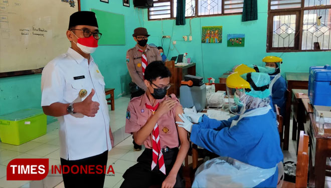 Ketua Kwarcab Gerakan Pramuka Kota Blitar Tjutjuk Sunario meninjau pelaksanaan Vaksinasi Covid-19 di SMAN 3 Kota Blitar, Rabu (18/8/2021). ( Foto: Sholeh/ TIMES Indonesia)