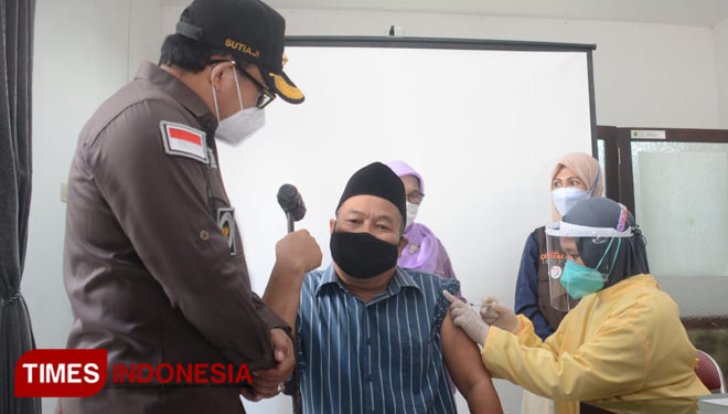 Wali Kota Malang, Sutiaji, meninjau vaksinasi warga Kota Malang. (FOTO: Dok TIN)