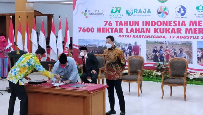 Bupati Kutai Kartanegara Edi Damansyah menandatangani MOU. (foto: humas Pemkab Kutai Kartanegara for TIMES Indonesia)