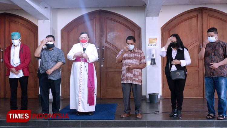 Uskup Malang Pimpin Doa Bersama Nakes RSIA Mawar Sebelum Vaksinasi Covid-19