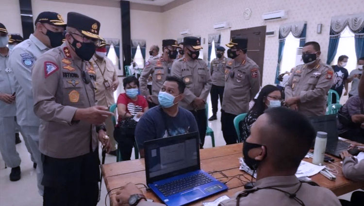 Kakorlantas-tengah-mengecek-dan-berdialog.jpg