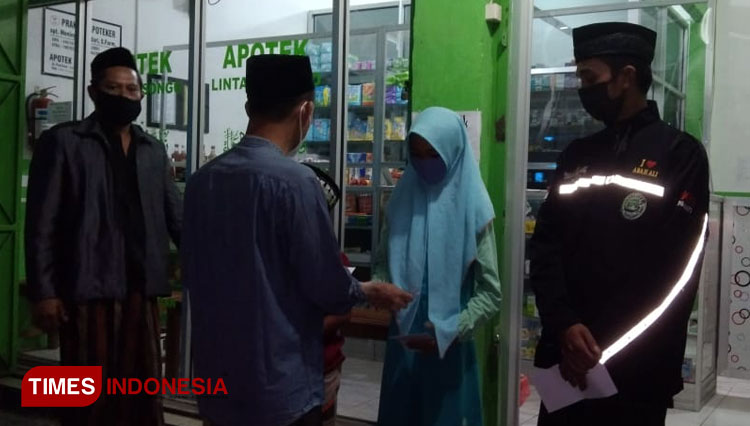 Pengurus LKNU Tulakan, Pacitan saat santunan anak yatim di Apotek Lintang Songo. (Foto: Yusuf/TIMES Indonesia)