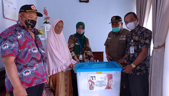Penyerahan bantuan sembako dari Pemkab Banjarnegara kepada 40 veteran. (FOTO : Kominfo for TIMES Indonesia)