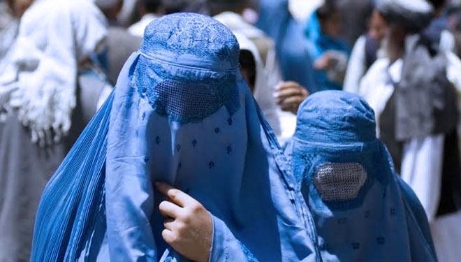 Perempuan Afganistan saat memakai burkak. (FOTO: REUTERS)