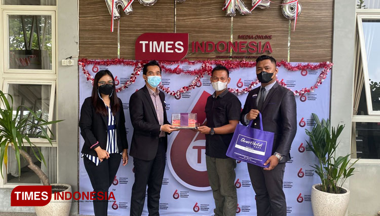 Quest Hotel Darmo Surabaya saat memberi kejutan kepada TIMES Indonesia di Surabaya, Kamis (19/8/2021). (Foto: Gilar Aditiyo Hartoyo/TIMES Indonesia).