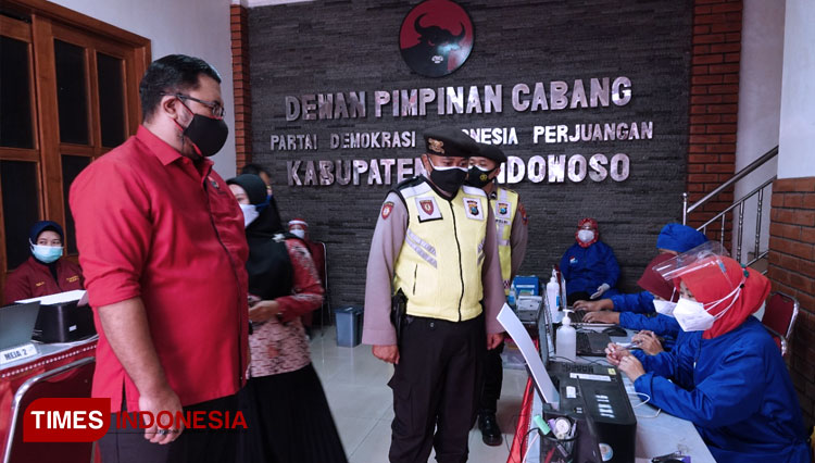 Sekretaris DPC PDI Perjuangan Kabupaten Bondowoso, Sinung Sudrajat saat mengecek kegitan vaksinasi Covid-19 (FOTO: Moh Bahri/TIMES Indonesia).