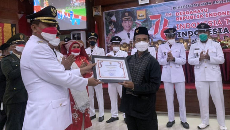 Walikota Pariaman, Sumatera Barat (Sumbar), Dr H Genius Umar, S Sos, M Si, memberikan penghargaan kepada James Nazmi, saat perayaan HUT RI ke-76. (Foto: Disparbud Kota Pariaman for TIMES Indonesia)