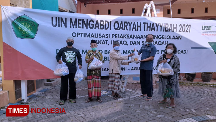 Tim dosen UIN Malang yang melakukan pengabdian kepada masyarakat menyerahkan bantuan sembako. (FOTO: Dok. UIN Malang for TIMES Indonesia)