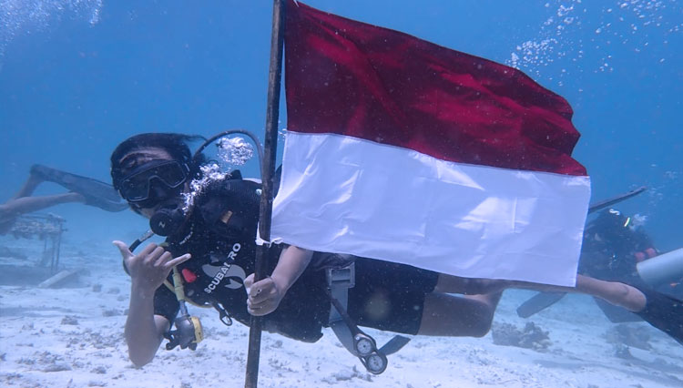 Suasana pengibaran bendera merah putih di perairan Gili Trawangan, Lombok Utara. (FOTO: Markam Royal Singosari Hospitality Trawangan)
