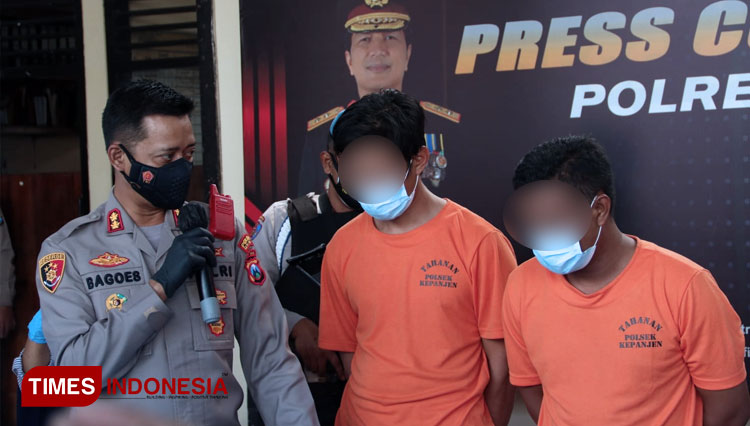 Kapolres Malang AKBP Bagoes Wibisono ketika mengintrogasi dua orang pelaku pencurian rel kereta api. (FOTO: Humas Polres Malang for TIMES Indonesia).