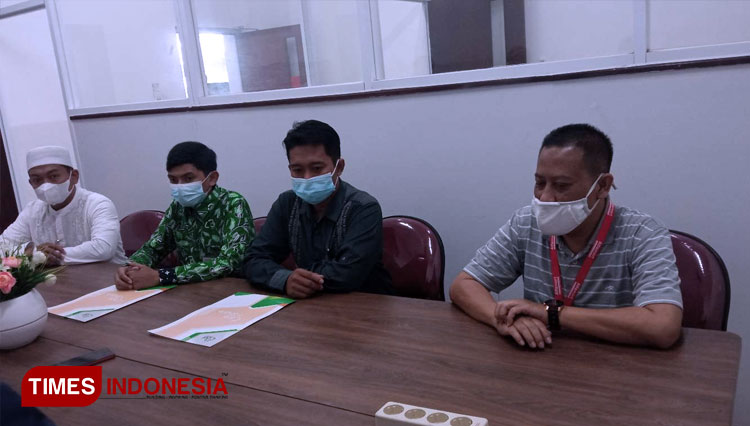 Alfamart-ketika-memberikan-bantuan-APD-kepada-Relawan-Kesehatan-2.jpg