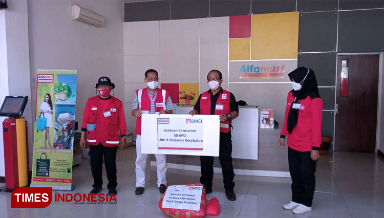 Alfamart ketika memberikan bantuan APD kepada Relawan Kesehatan. (FOTO: Binar Gumilang/TIMES Indonesia).