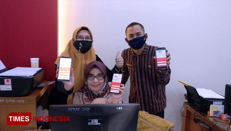 Tim BPKAD Kabupaten Brebes saat tunjukan Aplikasi berbasis website Simon Manjat dengan  Android. (Foto: Diskominfo Brebes for TIMES Indonesia)