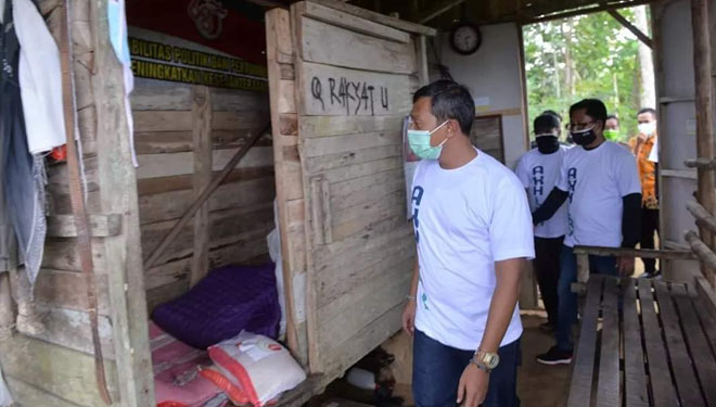 Bupati Pacitan Indrata Nur Bayuaji meninjau rumah Abdul Mungin dan peletakan batu pertama untuk pembanguman rumah (Foto: dok Humas Pemkab. Pacitan)